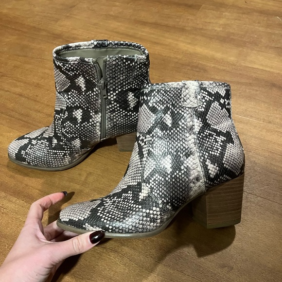 Carlos snakeskin booties, sz 8.5 - Picture 6 of 9